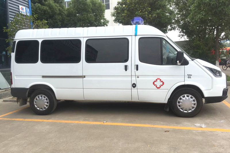 特順長軸柴油救護(hù)車